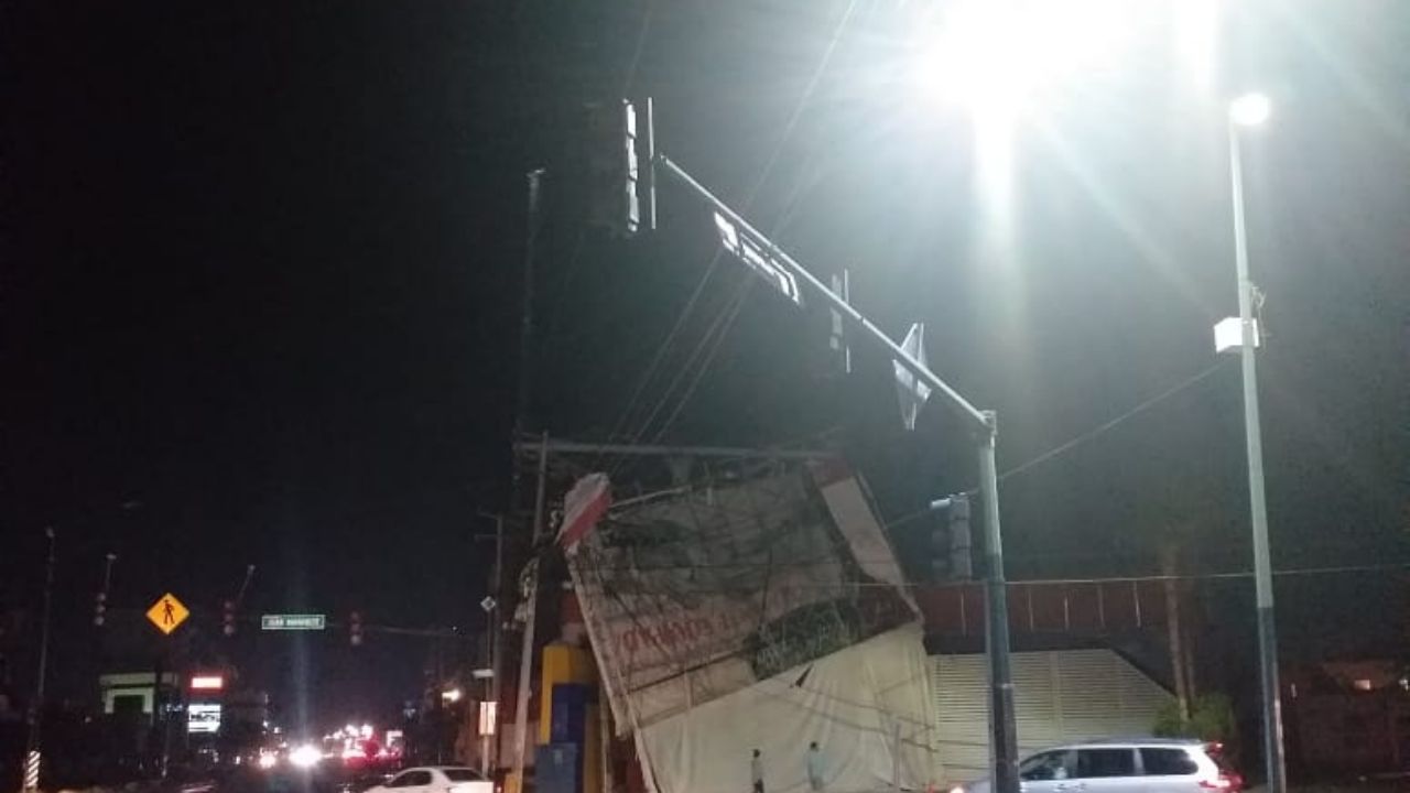 Se presenta caída de árboles y algunos espectaculares por lluvias atípicas del domingo en Hermosillo