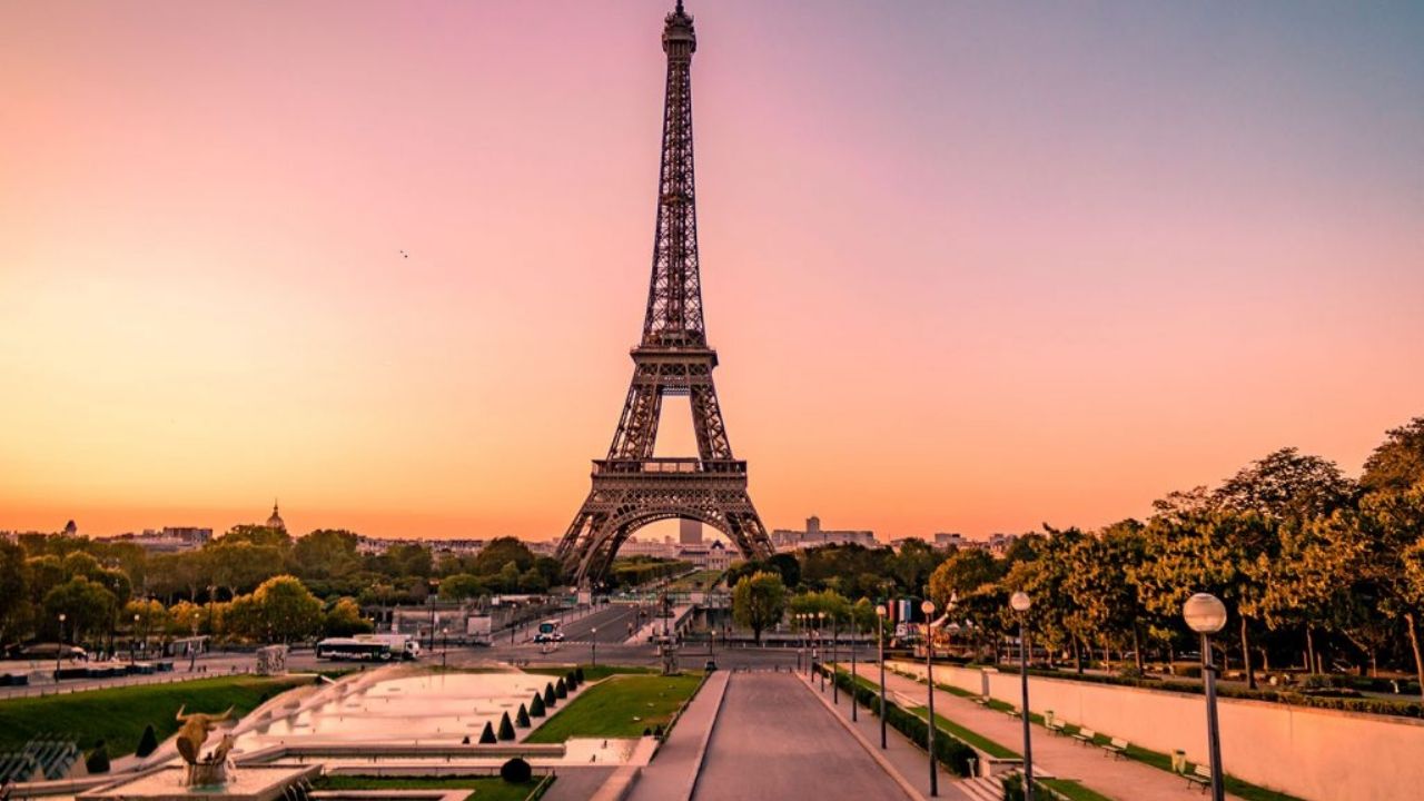 Francia lanza línea de WhatsApp para aprender francés gratis con un francófono