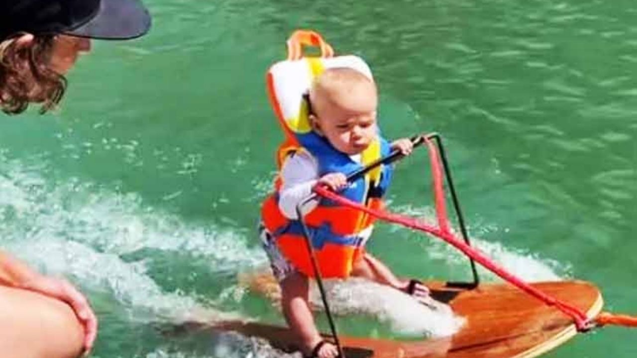VIDEO: Bebé de 6 meses sorprende redes sociales al hacer esquí acuático