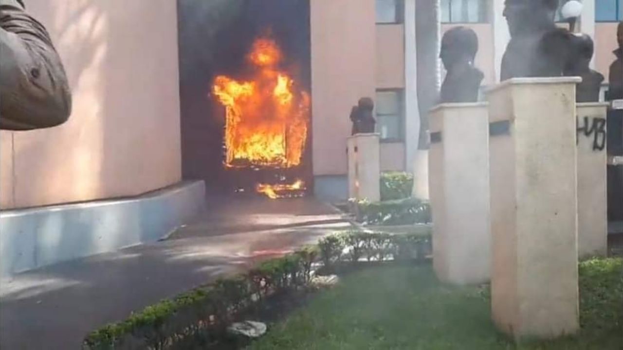 Normalistas de Ayotzinapa incendian camioneta dentro de Palacio de Chilpancingo