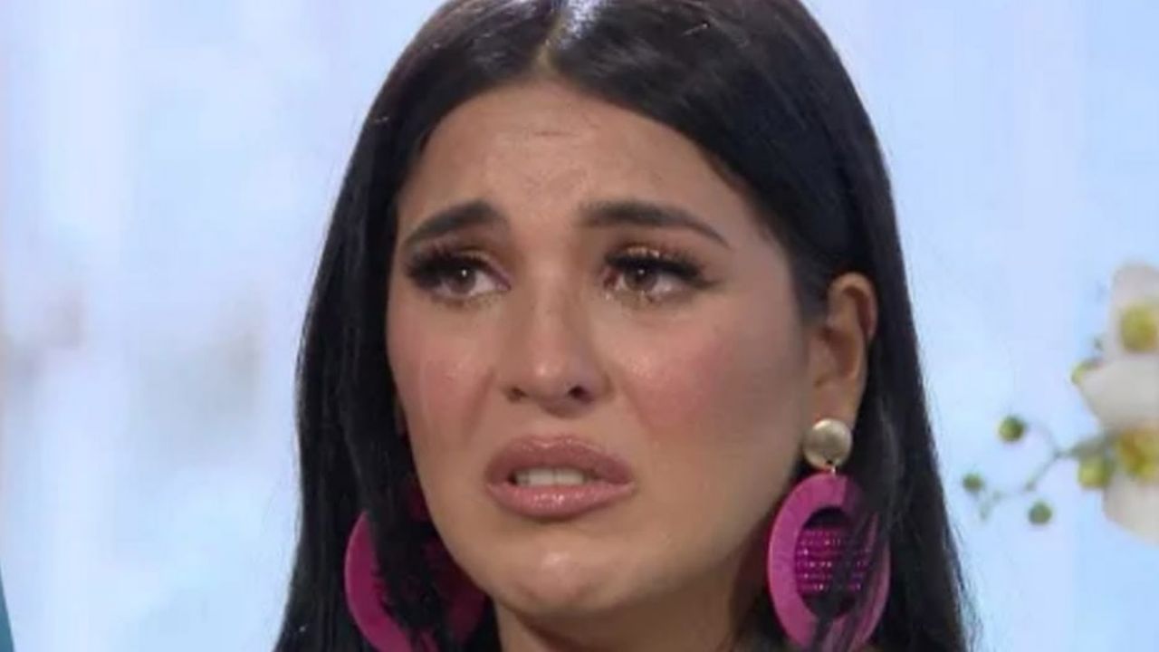 Desgarrada, Curvy revela en ‘VLA’ cómo sobrevivió al abandono de sus padres: “Vendí manzanas en la calle”