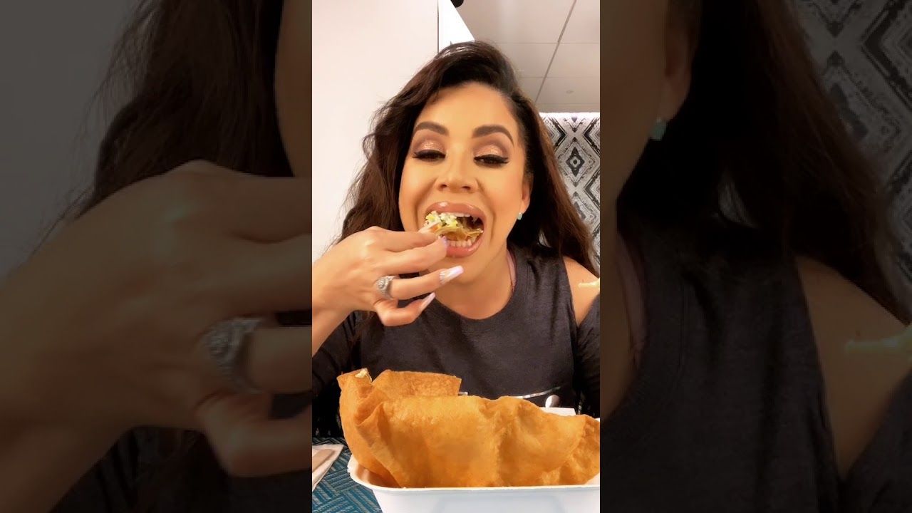 Se burlan de Carolina Sandoval al entrevistar a famoso cantante y no dejar de comer