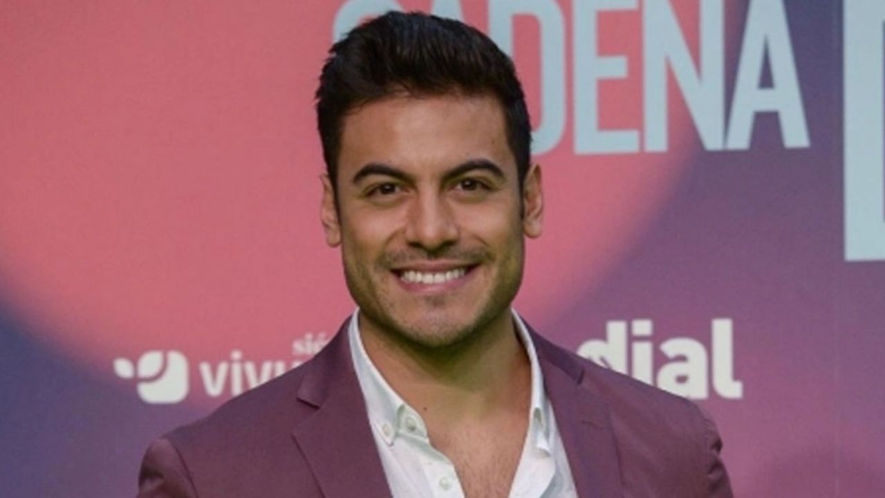 Fans de Carlos Rivera en Instagram enloquecen al ver el tamaño de su calzado