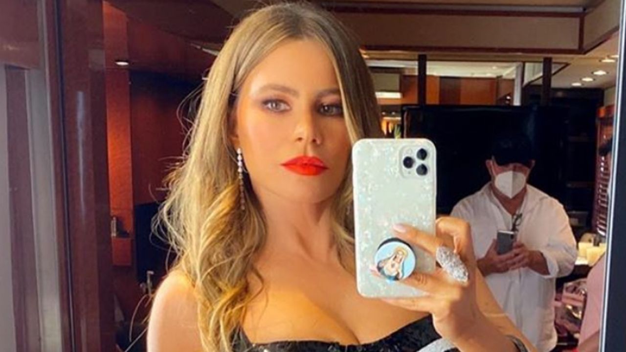 ¡Señorona! Sofía Vergara derrocha belleza en espectacular vestido morado