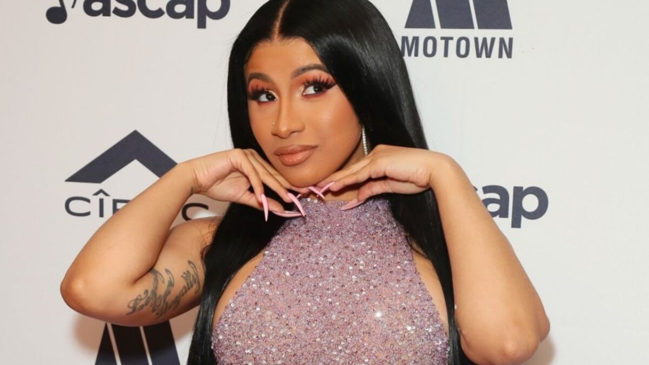 “Todo blanco y perlado”: La rapera Cardi B estalla Instagram al posar con vestido blanco