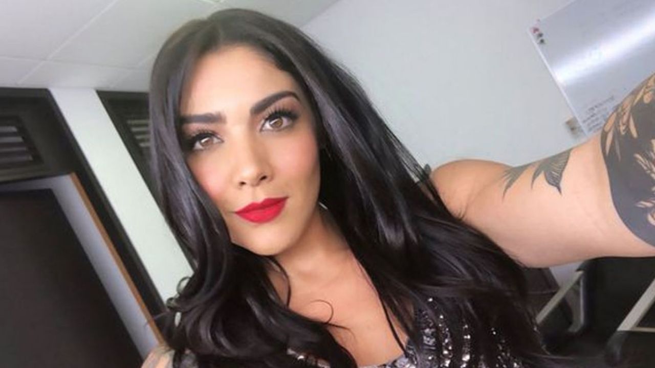 ¡Diosa! Érika Fernández cautiva a seguidores al asolearse cerca de la arena