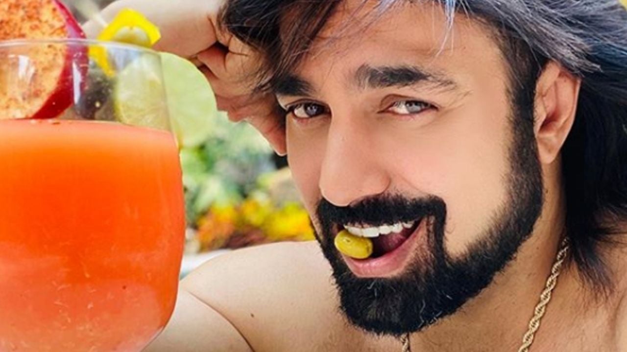 Albertano se escapa a Acapulco y posa en la playa como todo un modelo