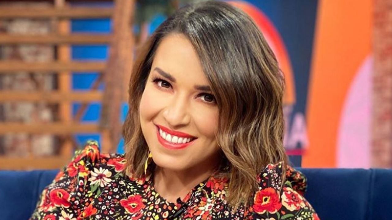 ¡La reina de TV Azteca! Laura G luce torneadas piernas con vestido morado