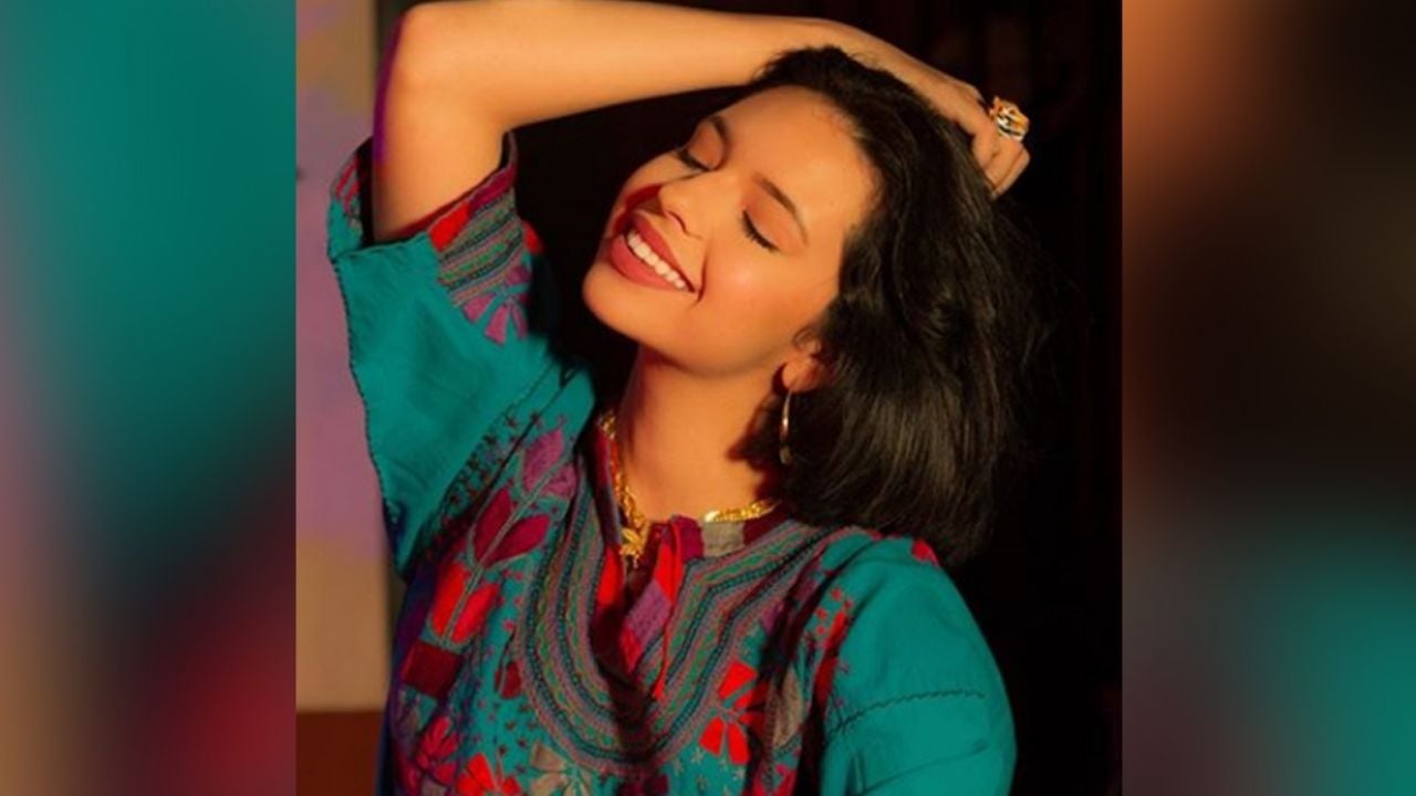 Con solo 17 años, Ángela Aguilar derrite corazones al posar en pequeña blusa blanca