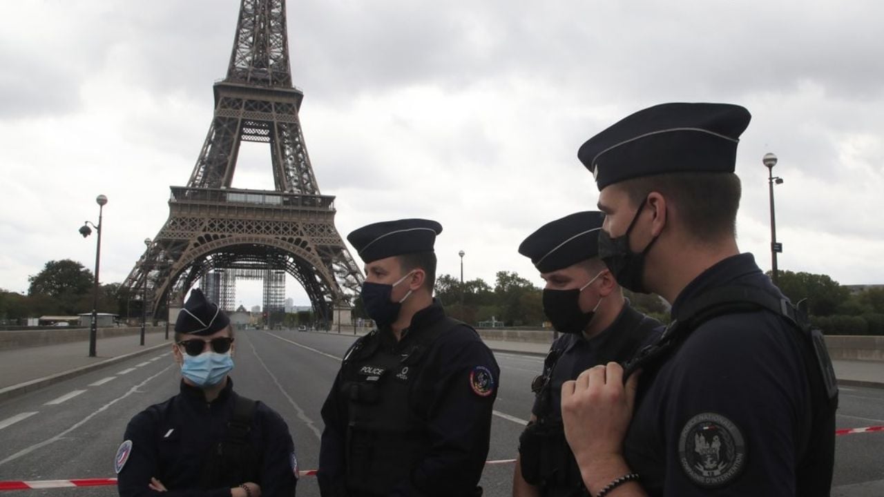 Torre Eiffel, bajo amenaza: Evacuan el famoso monumento por presunta bomba