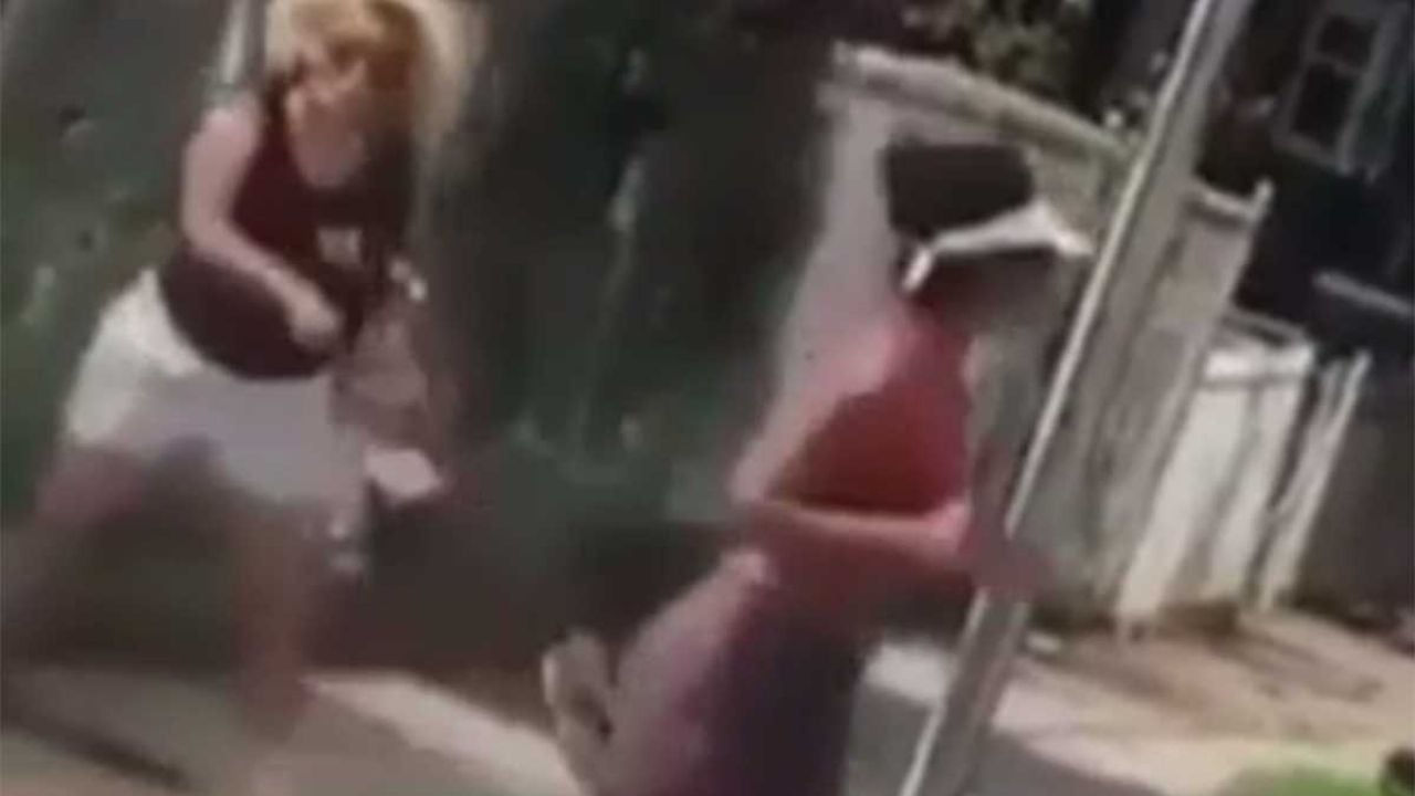 (VIDEO) Mujer avienta botella de vidrio a corredora mientras lanza insultos racistas