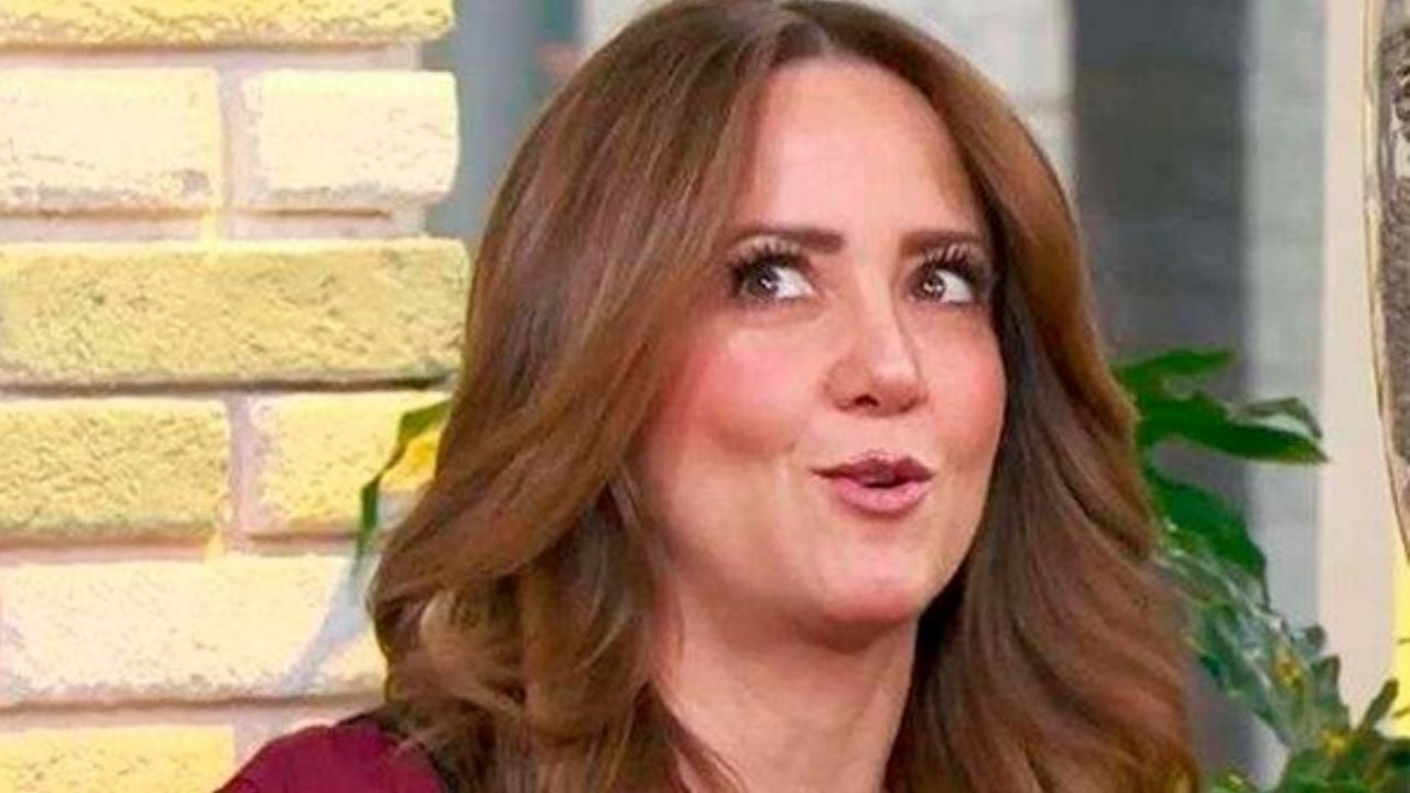 Tras críticas por haber tenido Covid-19, Andrea Legarreta hace el ridículo en foro de Televisa