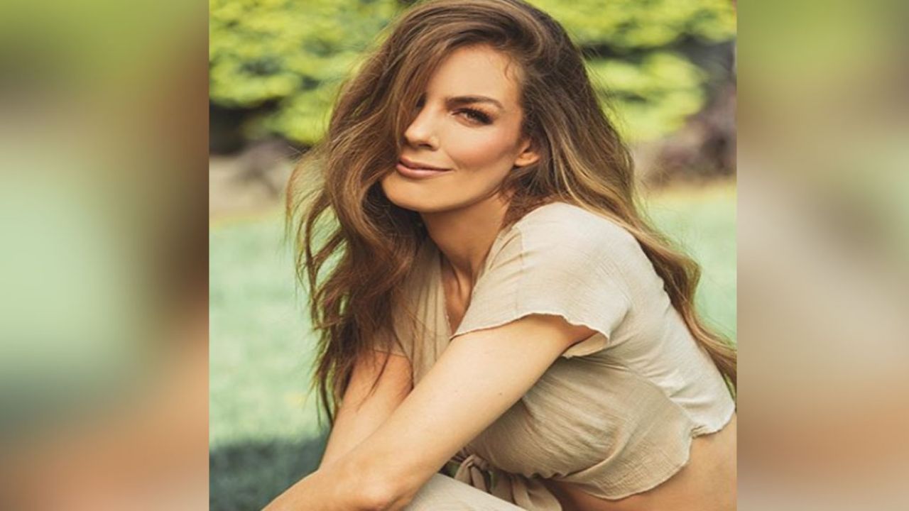 Conductora de Televisa hace enloquecer el foro con infartante atuendo de otoño