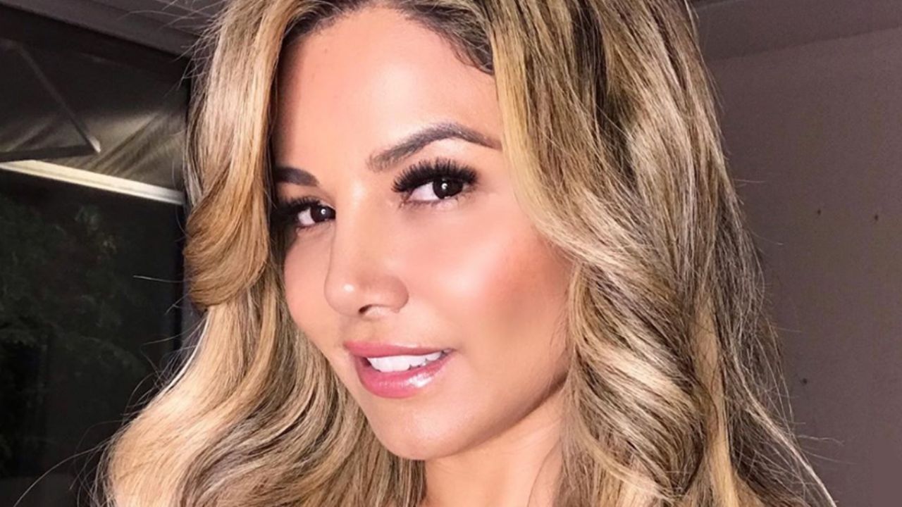 Aleida Núñez le da la bienvenida al otoño con elegante y coqueto vestido