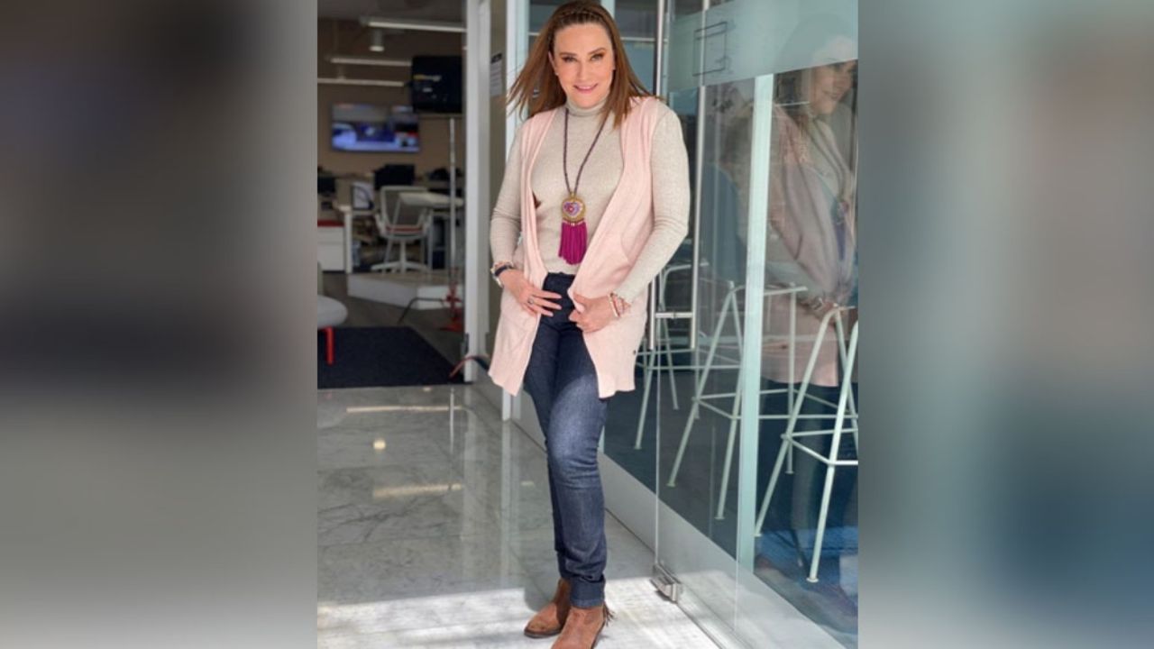 Mónica Castañeda luce colorido atuendo en ‘Ventaneando’ y la destrozan: “Horrible”