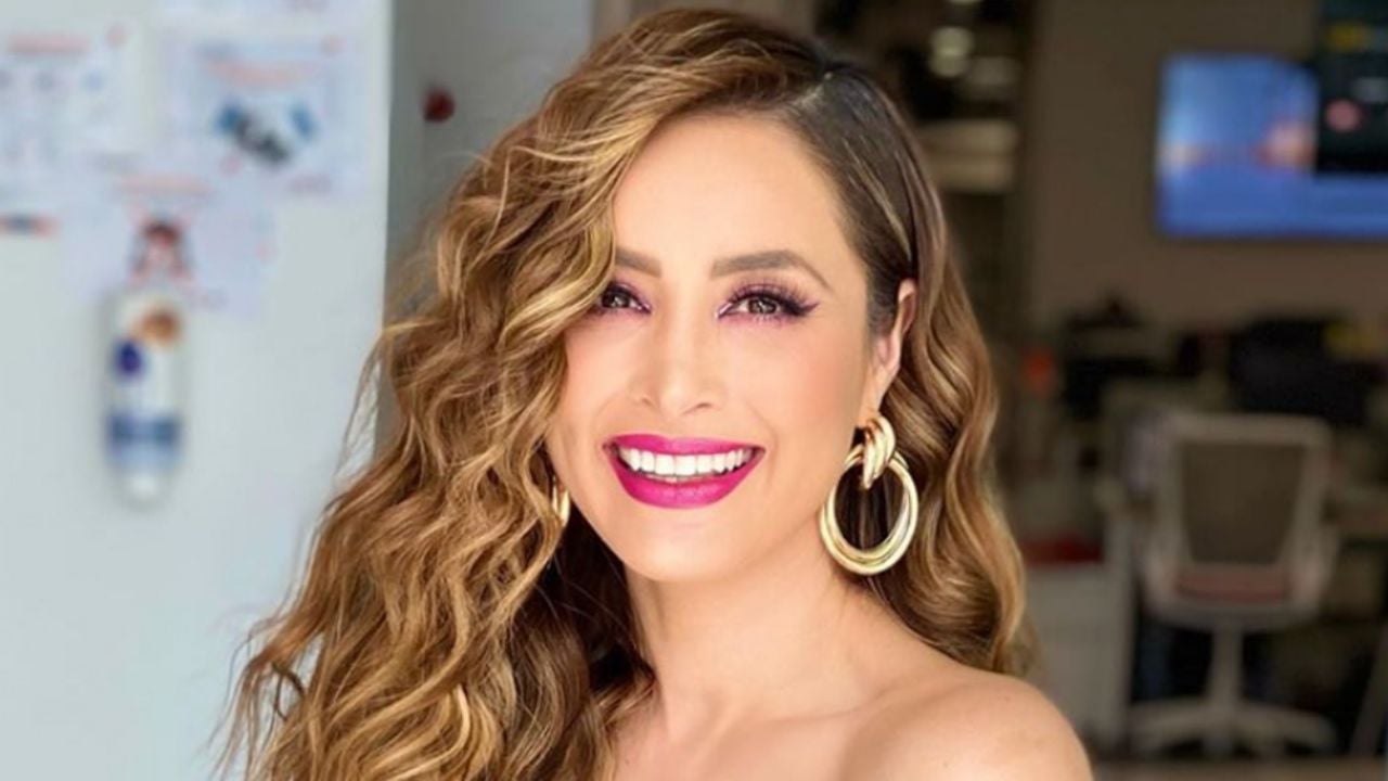 Instagram: Cynthia Rodríguez flecha corazones con espectacular vestido azul