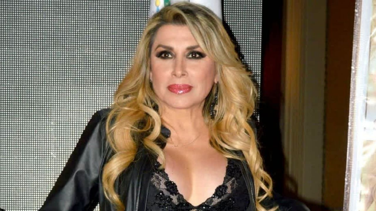 Dulce se previene del Covid-19 y desinfecta a los reporteros antes de ser entrevistada