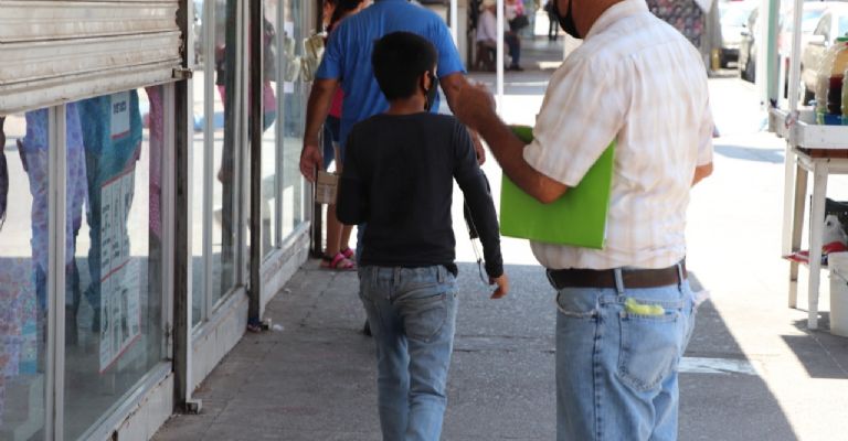Carlos vende dulces por las calles de Cajeme