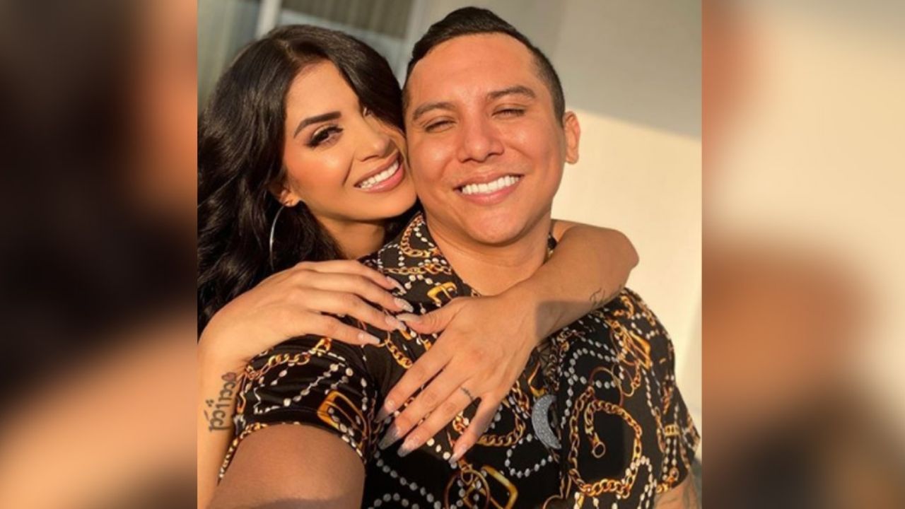 Edwin Luna exhibe a su esposa sin maquillaje en Instagram y la destrozan: “Parece Ayuwoki”