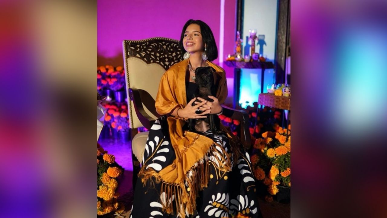 ¡Con todo y corona! Ángela Aguilar cautiva Instagram al lucirse como una reina en ‘outfit’ negro