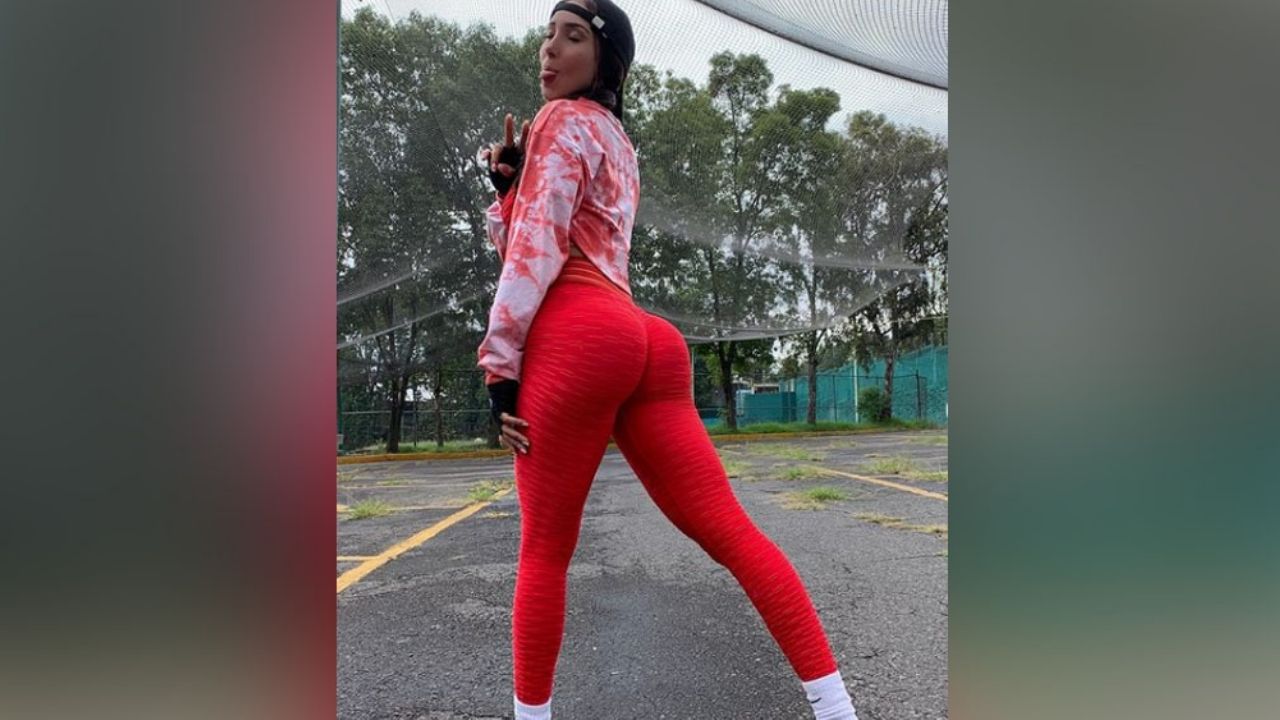 Danik Michell cautiva a usuarios al presumir su trabajada silueta sobre la arena