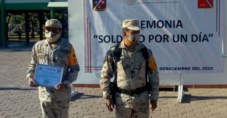 Elián Abdiel recibe reconocimiento por parte de elementos militares