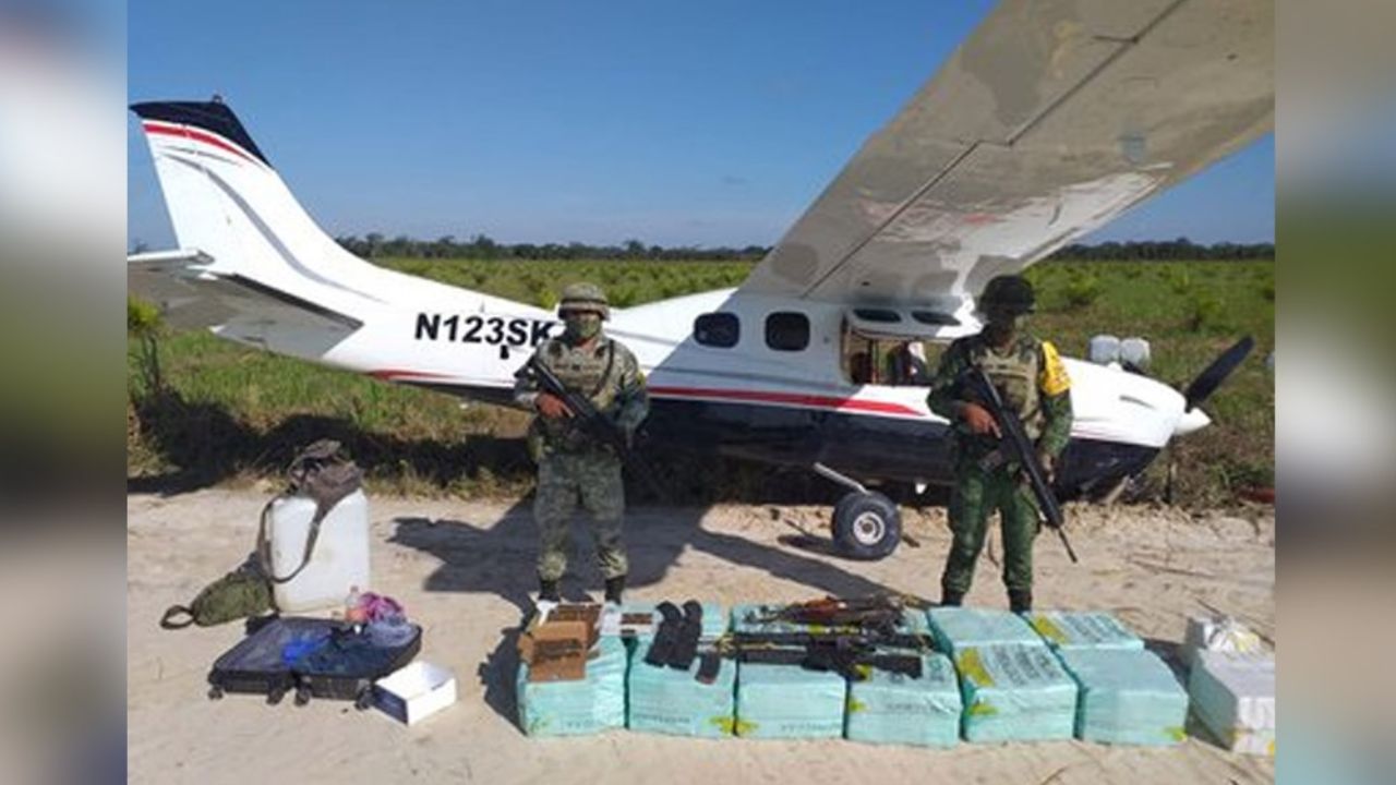 Golpe al narco: Decomisan aeronave cargada con 350 kilos de droga y armas en Campeche