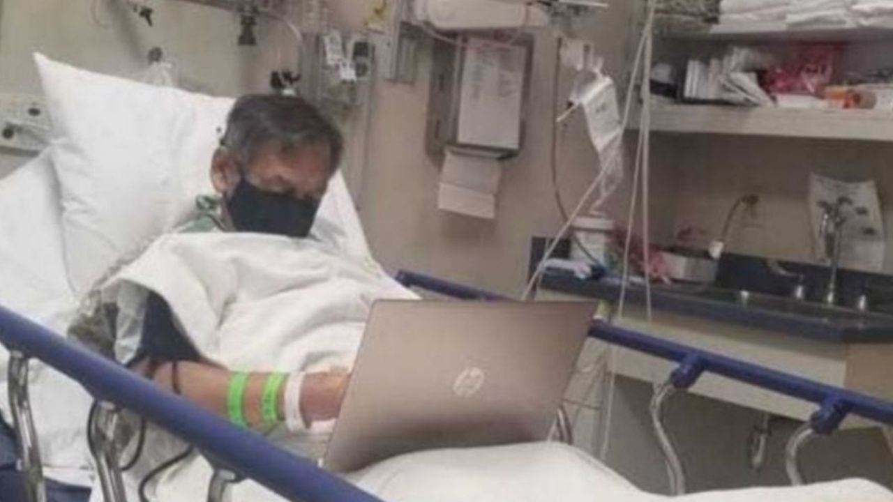 Pese a su delicado estado de salud, maestro califica exámenes justo antes de morir