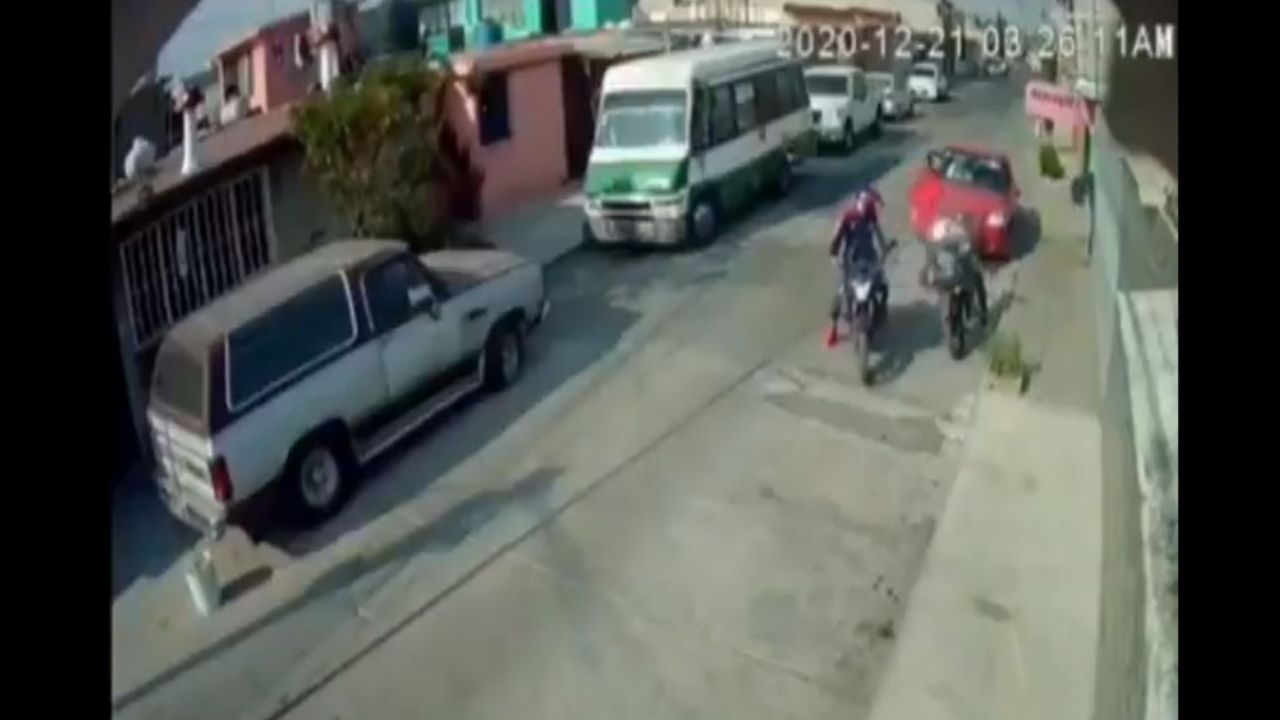 VIDEO: Hombre huye al tratar de ser asaltado justo afuera de su hogar