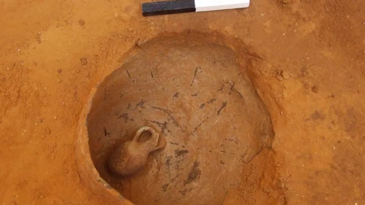 Encuentran restos de un bebé, dentro de un jarrón; tiene 3 mil 800 años de antigüedad