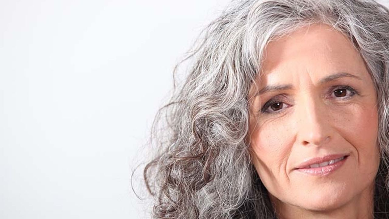 Acepta tus canas y arranca el año con mucho estilo usando estos prácticos peinados