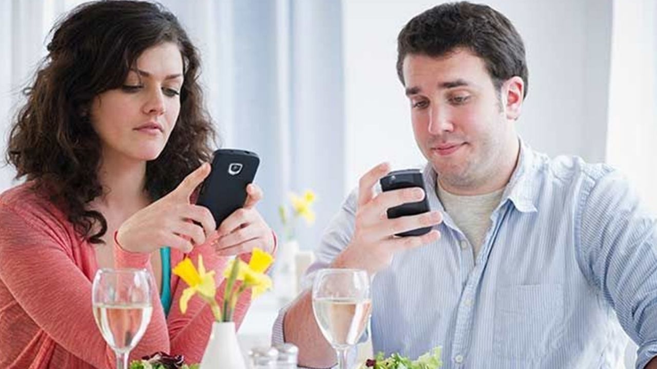 Expertos revelan que el uso excesivo del celular podría provocar la ruptura con tu pareja