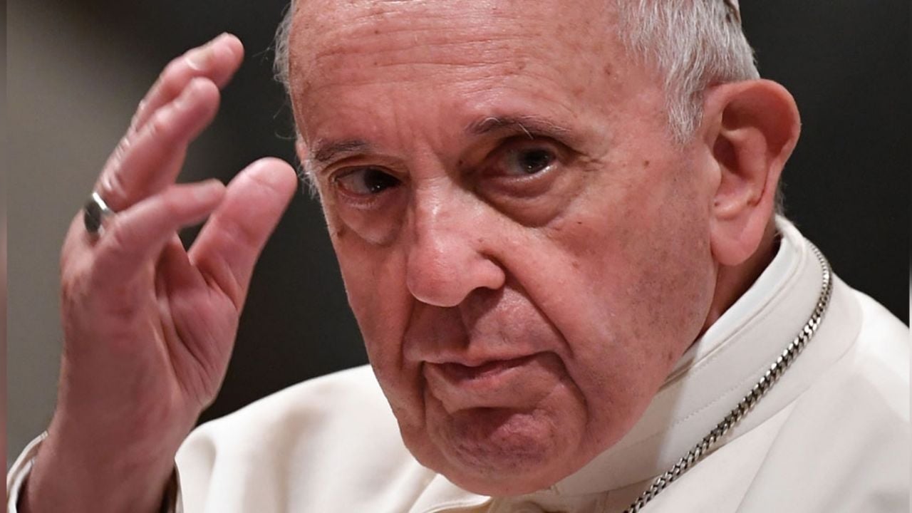El Papa Francisco aceptó bajar sueldos en el Vaticano
