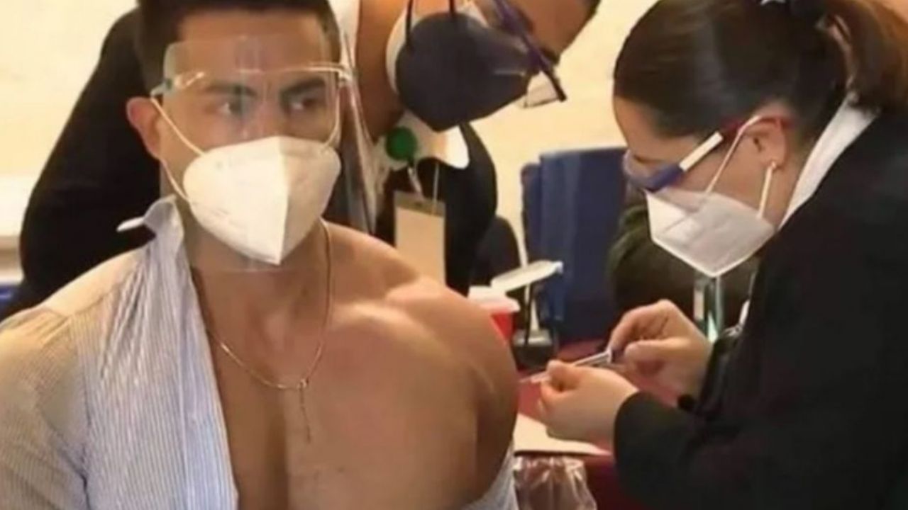 Doctor causa furor con su trabajada figura al ponerse la vacuna contra el Covid-19 sin camiseta