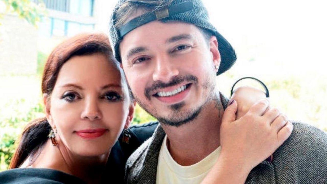 J Balvin, soporta las lágrimas, al hablar sobre la salud de su madre tras la operación