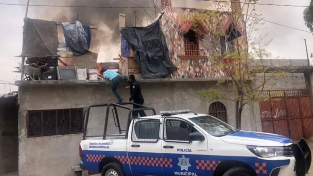 Policías municipales rescatan a hombre de un incendio que consumía su hogar