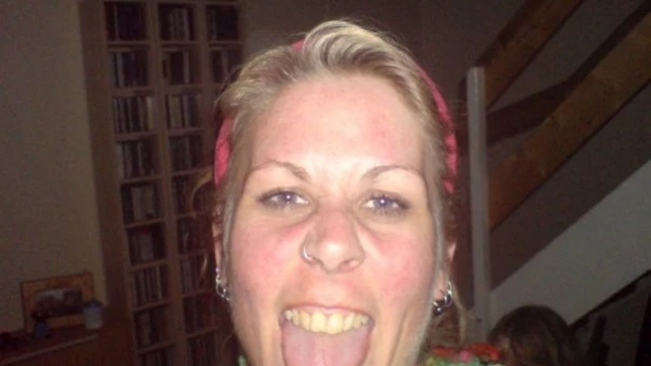 Mujer es arrestada al no obedecer restricciones y decir que todo es una “conspiración”