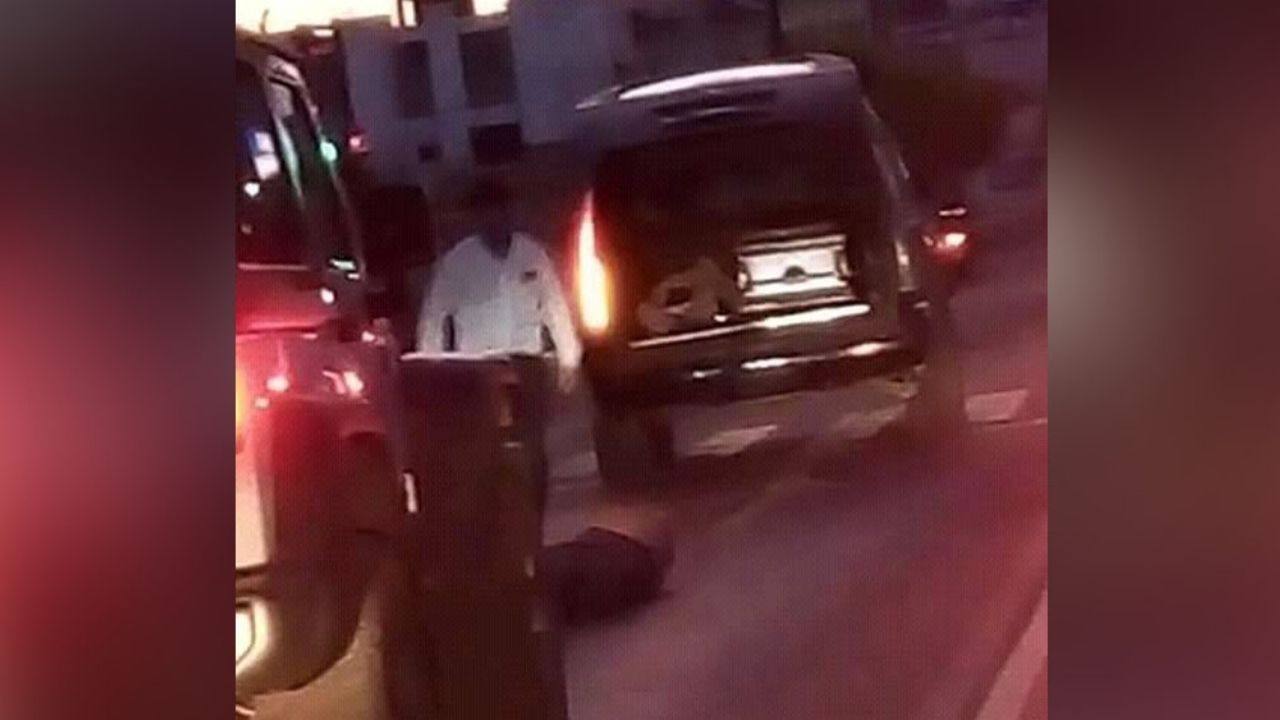 Tres ataúdes caen de carrosa y una de ellas se abre; era el cadáver de un paciente Covid-19