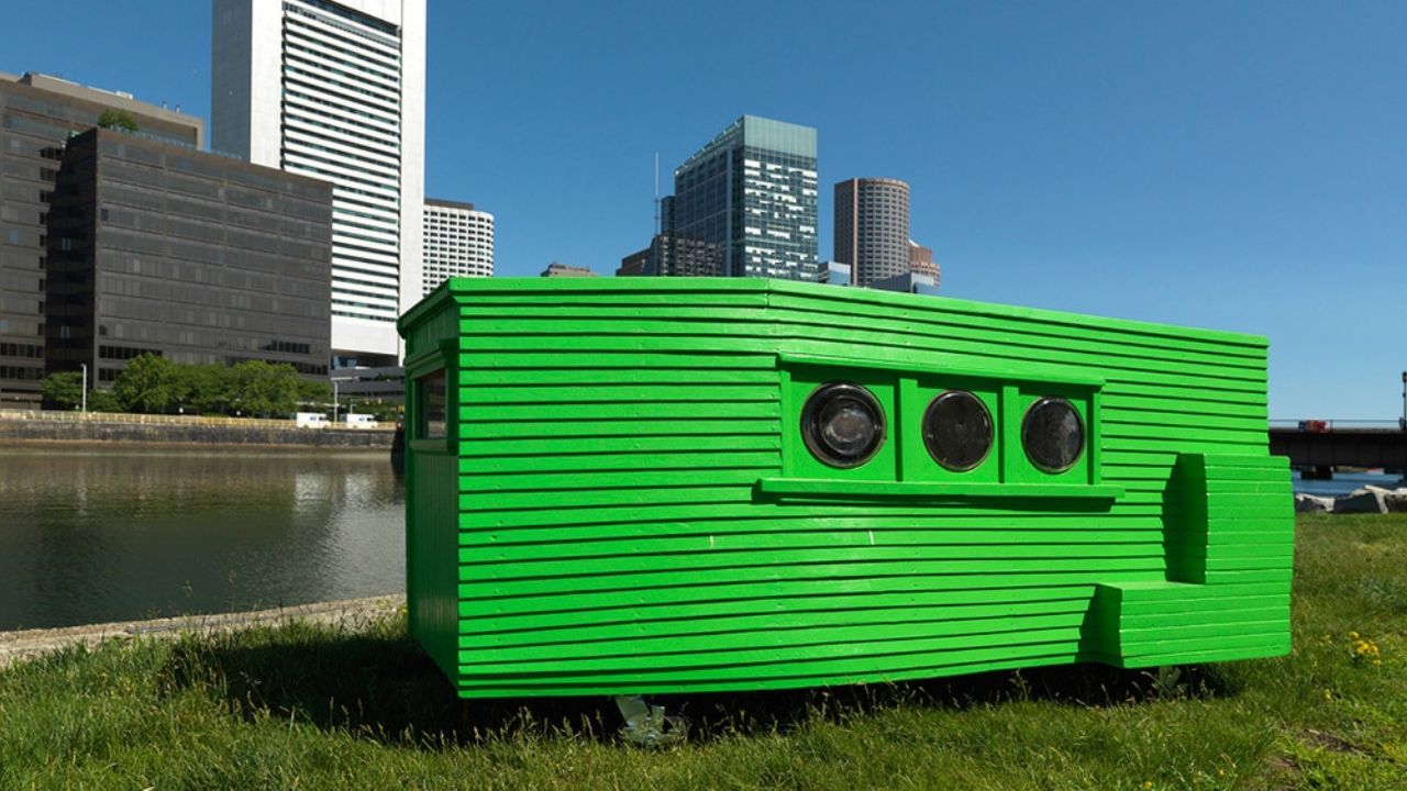 VIDEO: Youtuber se hace viral por pasar 24 horas en la casa más pequeña de Airbnb