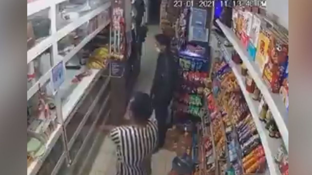 VIDEO: Dueño de tienda logra evitar asalto al rociar con gas pimienta al delincuente