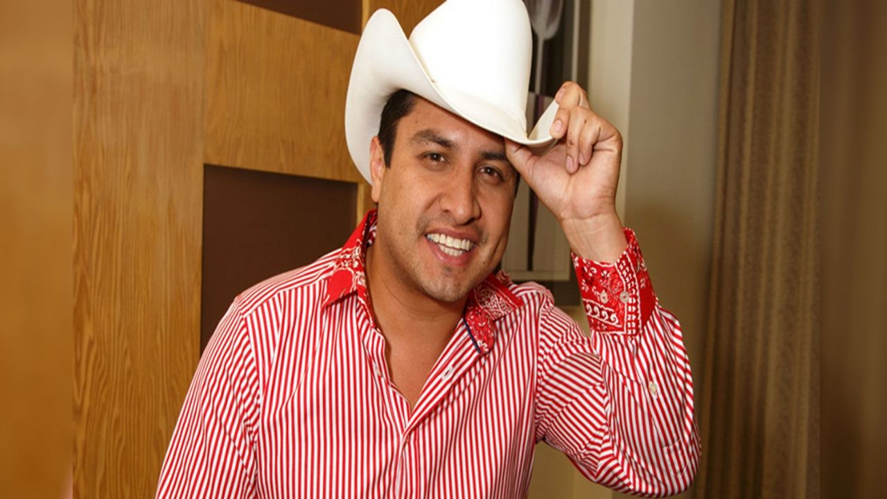 ¿De cantante a maestro? Julión Álvarez es captado en la que sería su nueva carrera