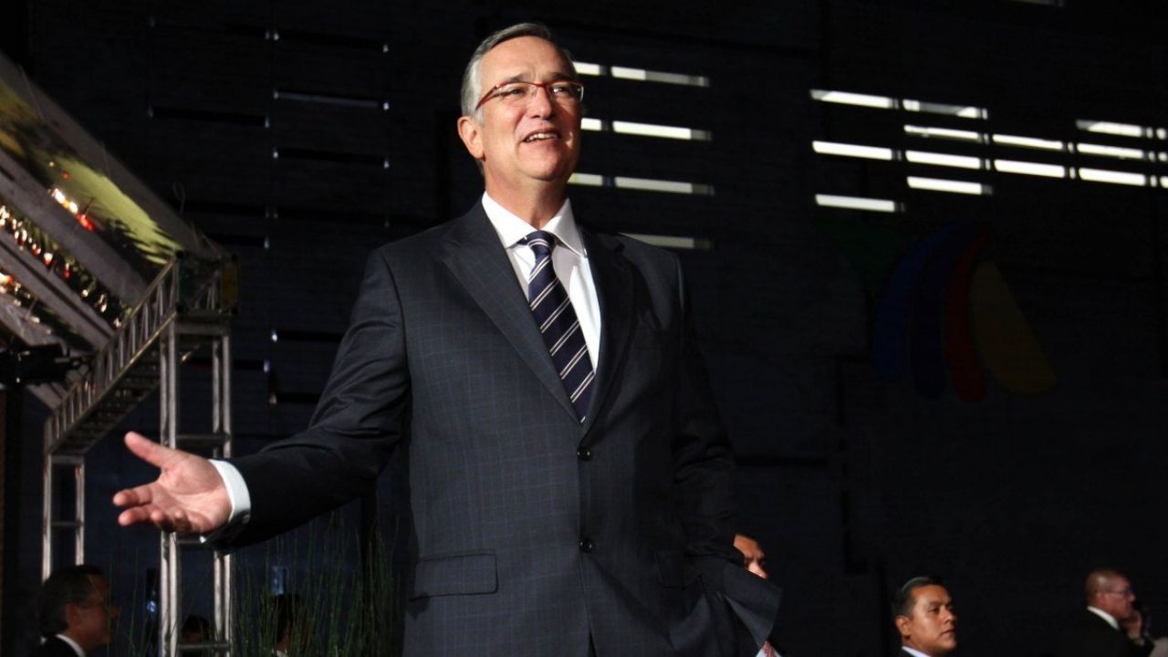 Ricardo Salinas Pliego se burla del SAT: En medio de la polémica, regala una motocicleta