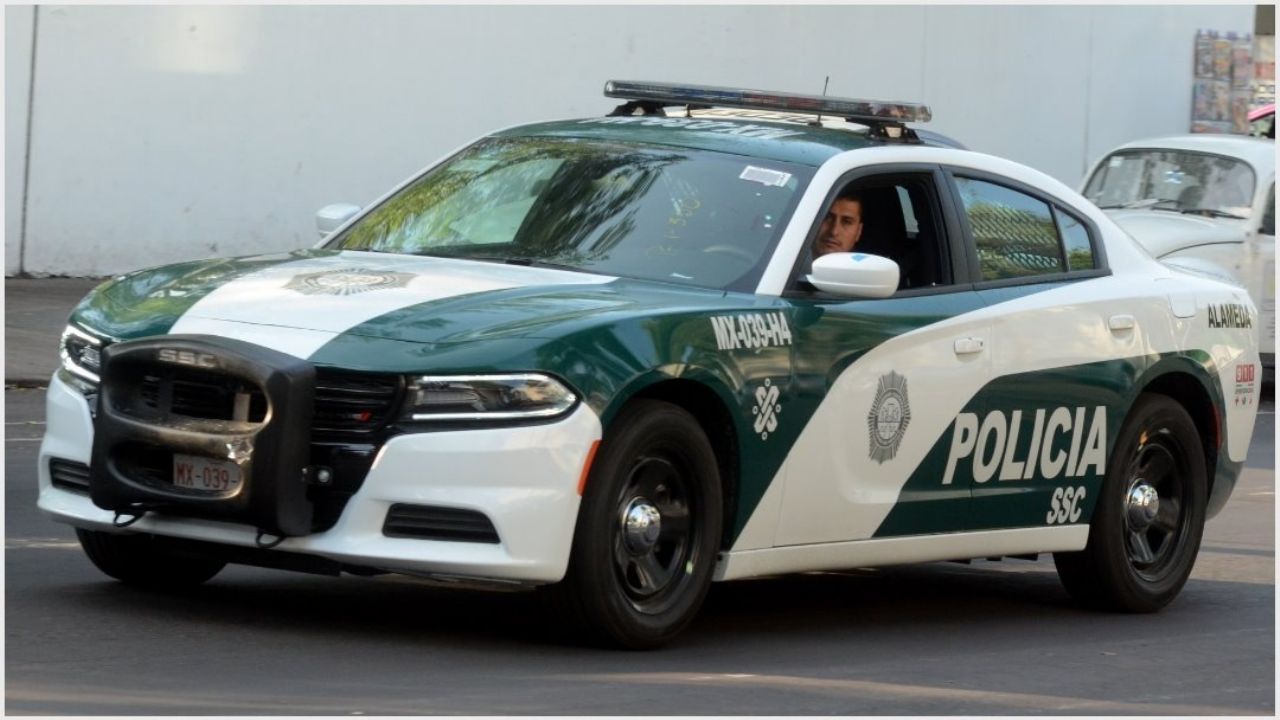 VIDEO: Aterrador momento en que un auto se estrella con tienda de conveniencia en CDMX