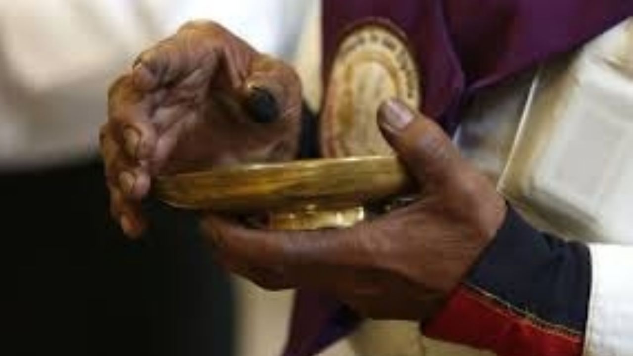 Una cuaresma diferente: Iglesias repartirán las cenizas en bolsas de plástico