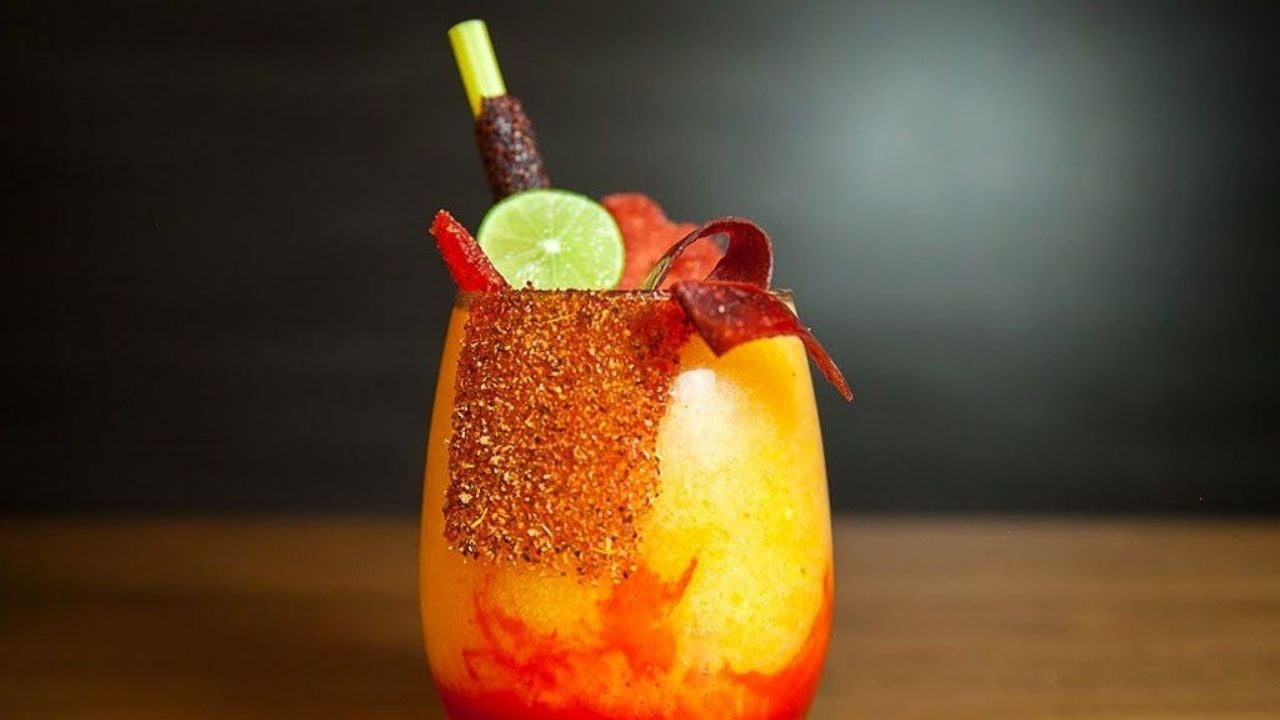 Refresca tus tardes con la fruta de temporada gracias a esta mangonada con chamoy