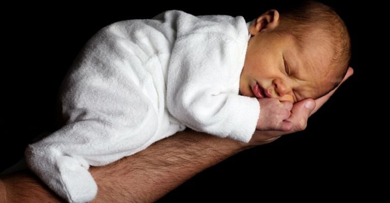 Intentan vender bebé para pagar factura de hospital