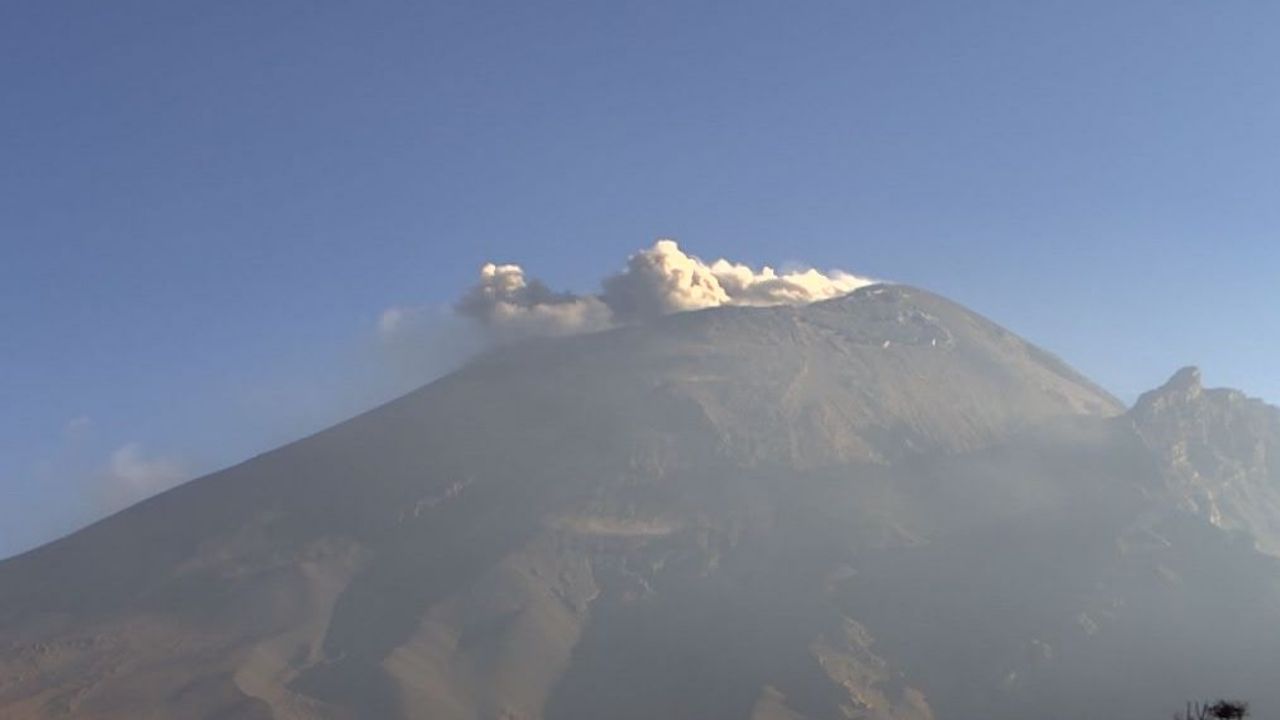 Volcán Popocatépetl causa 172 minutos de tremor y registra 2 explosiones