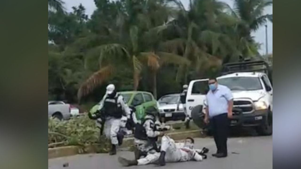 Al menos 5 elementos de Guardia Nacional resultaron lesionados tras chocar con taxi