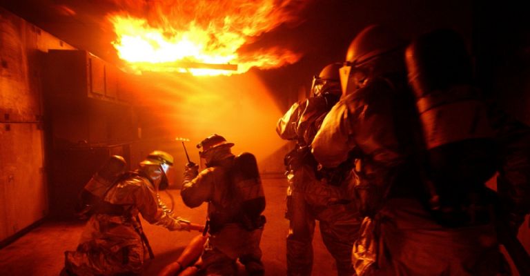 Mujer muere tras incendio por regresar por Laptop