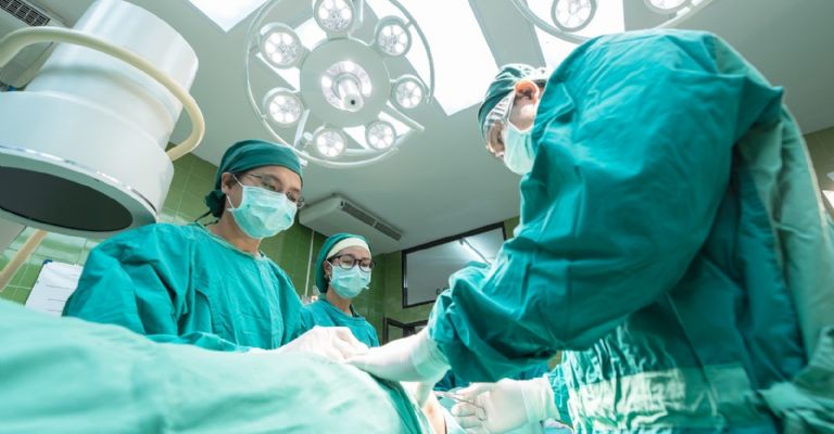 Niño muere tras entrar a la lavadora